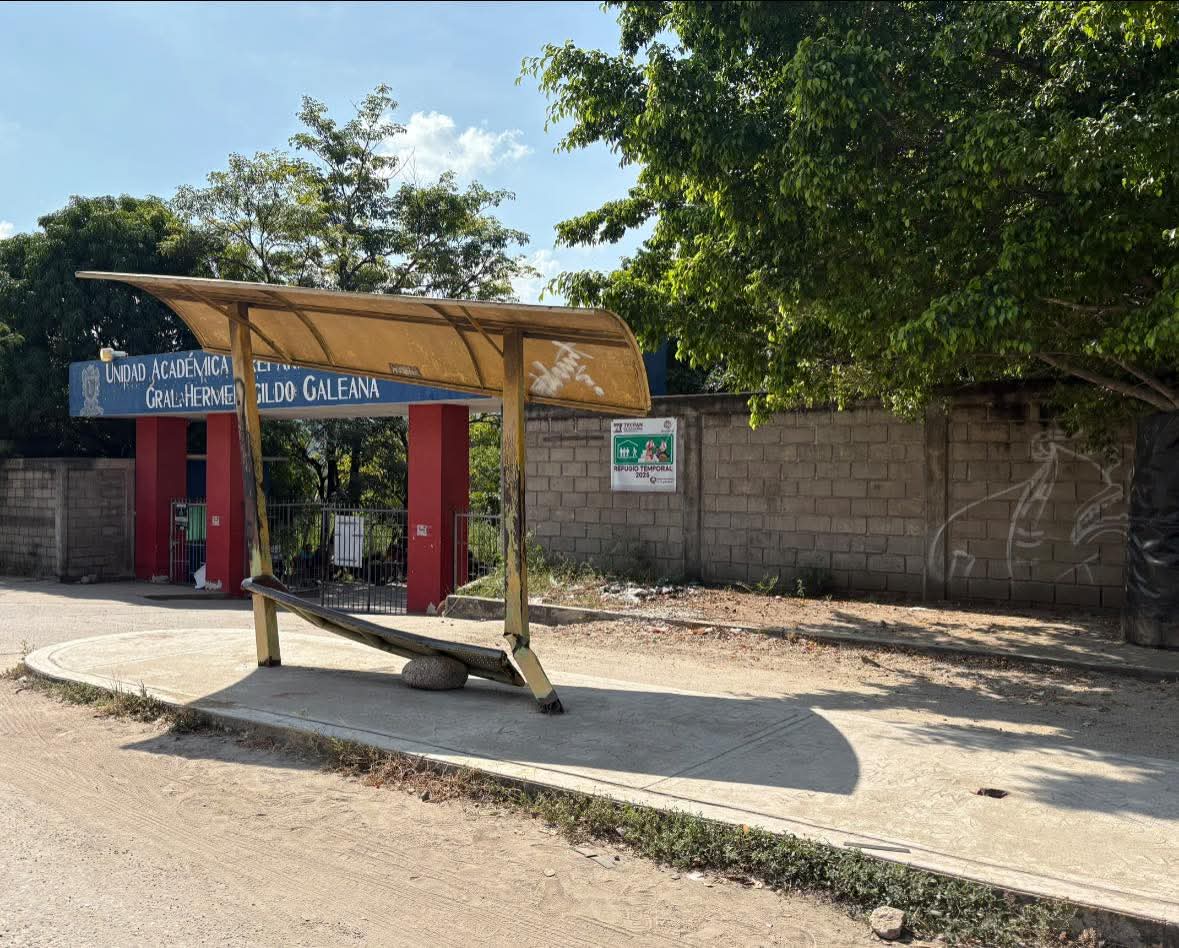 Estudiantes de la Preparatoria 6 piden reparación urgente de caseta en mal estado