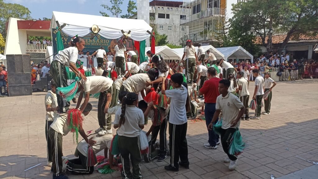 Colorido desfile por el 115 aniversario de la Revolución Mexicana en Atoyac