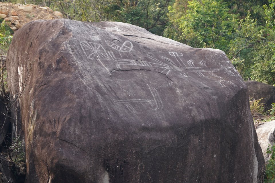 Piden mayor protección para petrograbados de la sierra de Atoyac ante deterioro