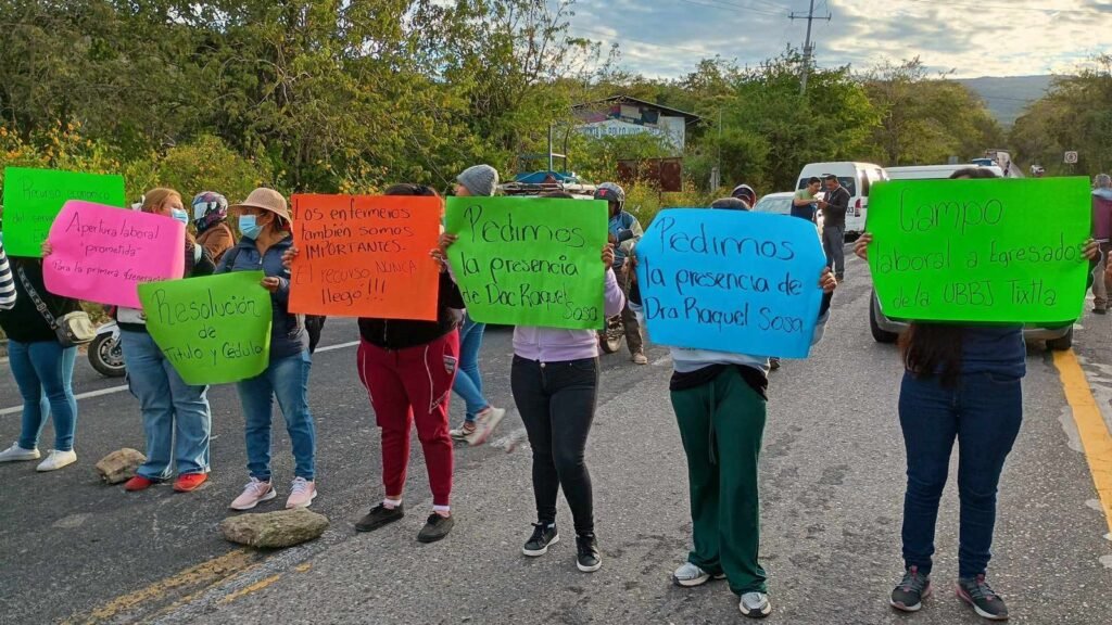 En Tixtla… Bloquean la carretera Egresados de la Universidad del Bienestar Benito Juárez