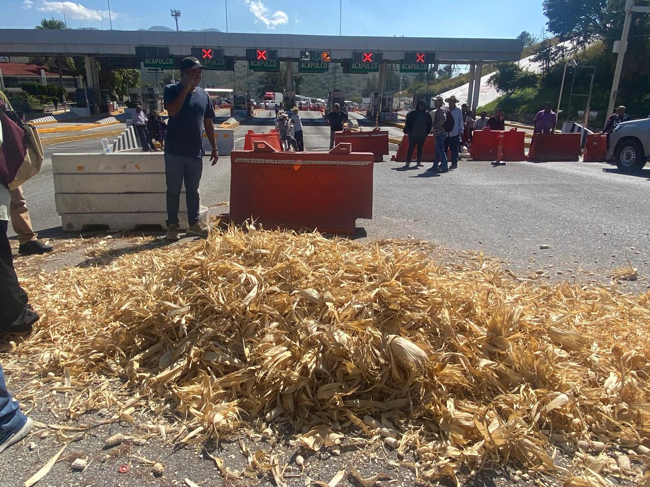 Productores tomaron casetas dela Autopista del Sol en Guerrero