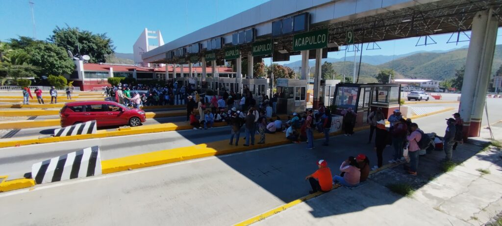 En Guerrero… Toman docentes cetegistas las casetas de la Autopista del Sol
