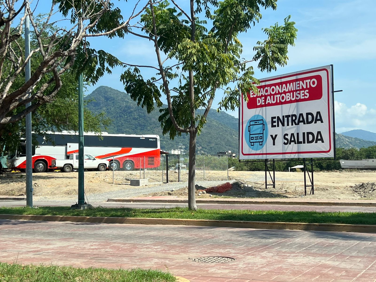 Habilitan nuevo espacio para autobuses turísticos en Las Salinas