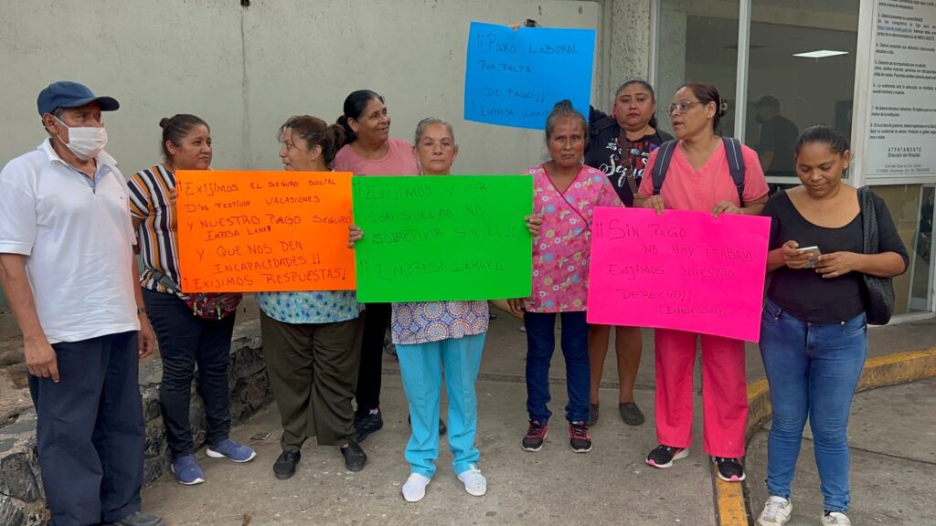 Reclaman salario empleados de intendencia del IMSS Bienestar Zihuatanejo