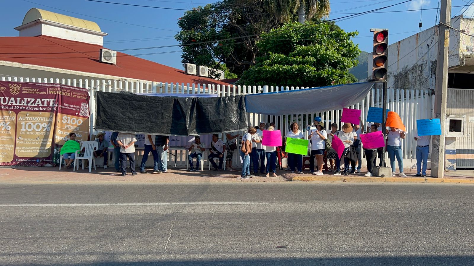 Maestros jubilados toman oficinas de Finanzas en Zihuatanejo