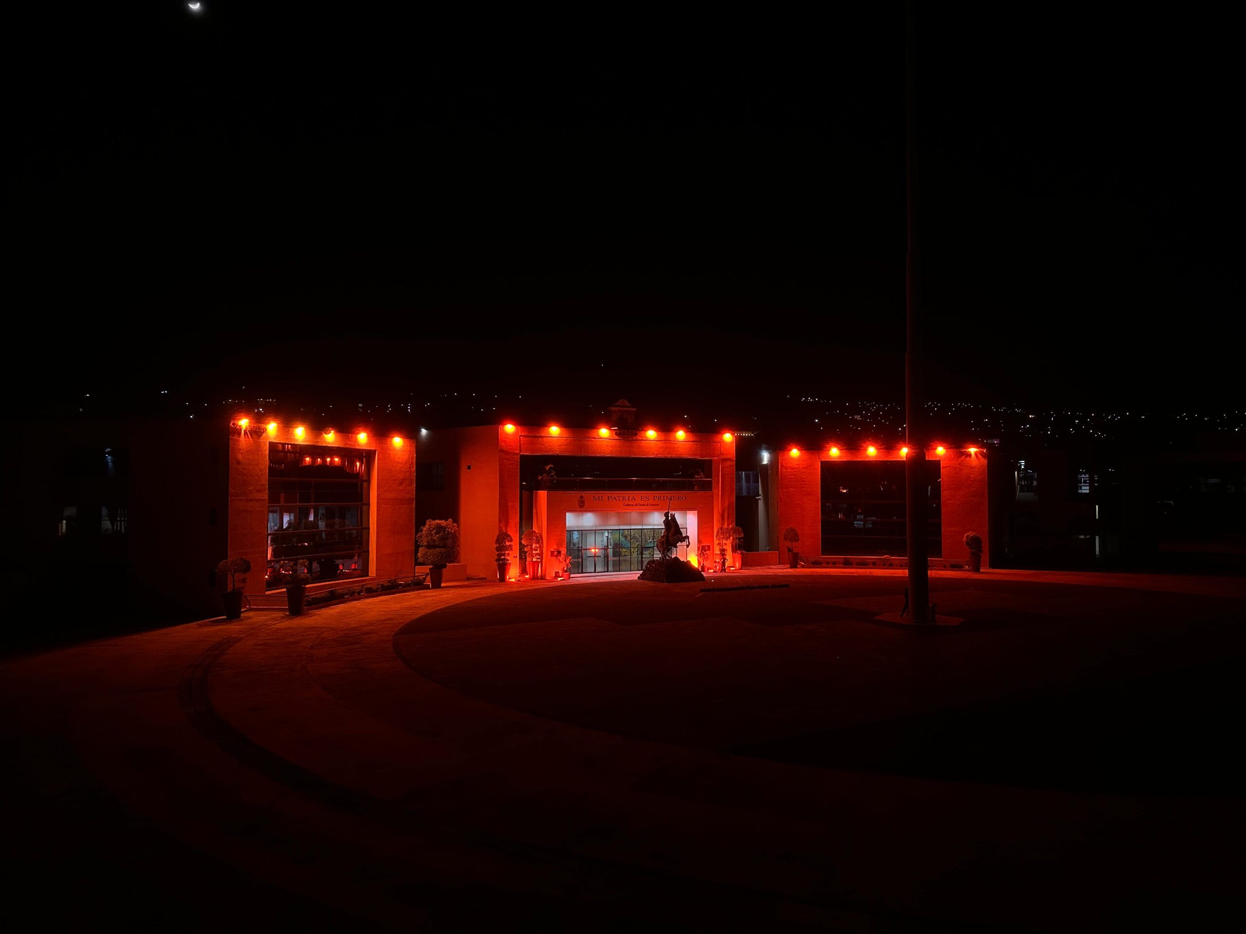 La Casa del Pueblo se ilumina de naranja, en conmemoración del 25 de noviembre