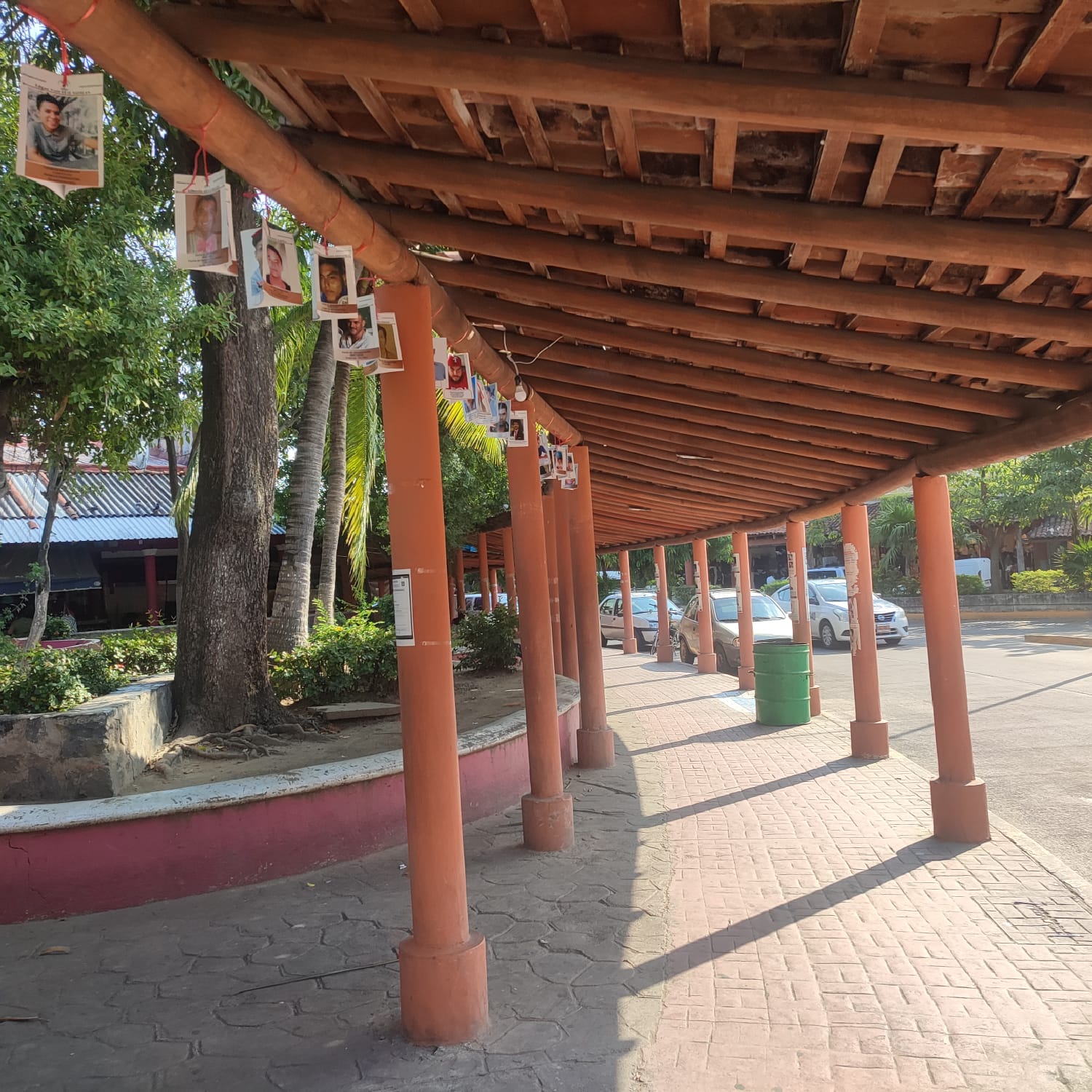 Familias colocan fotografías de desaparecidos en plaza Libertad de Expresión de Zihuatanejo para exigir búsqueda activa