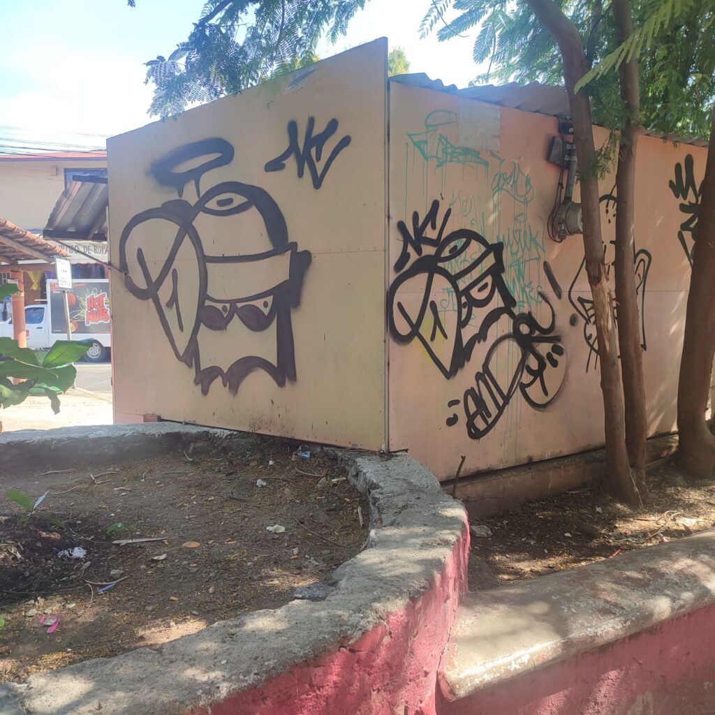 Grafiti en la Plaza de la Libertad divide opiniones en Zihuatanejo