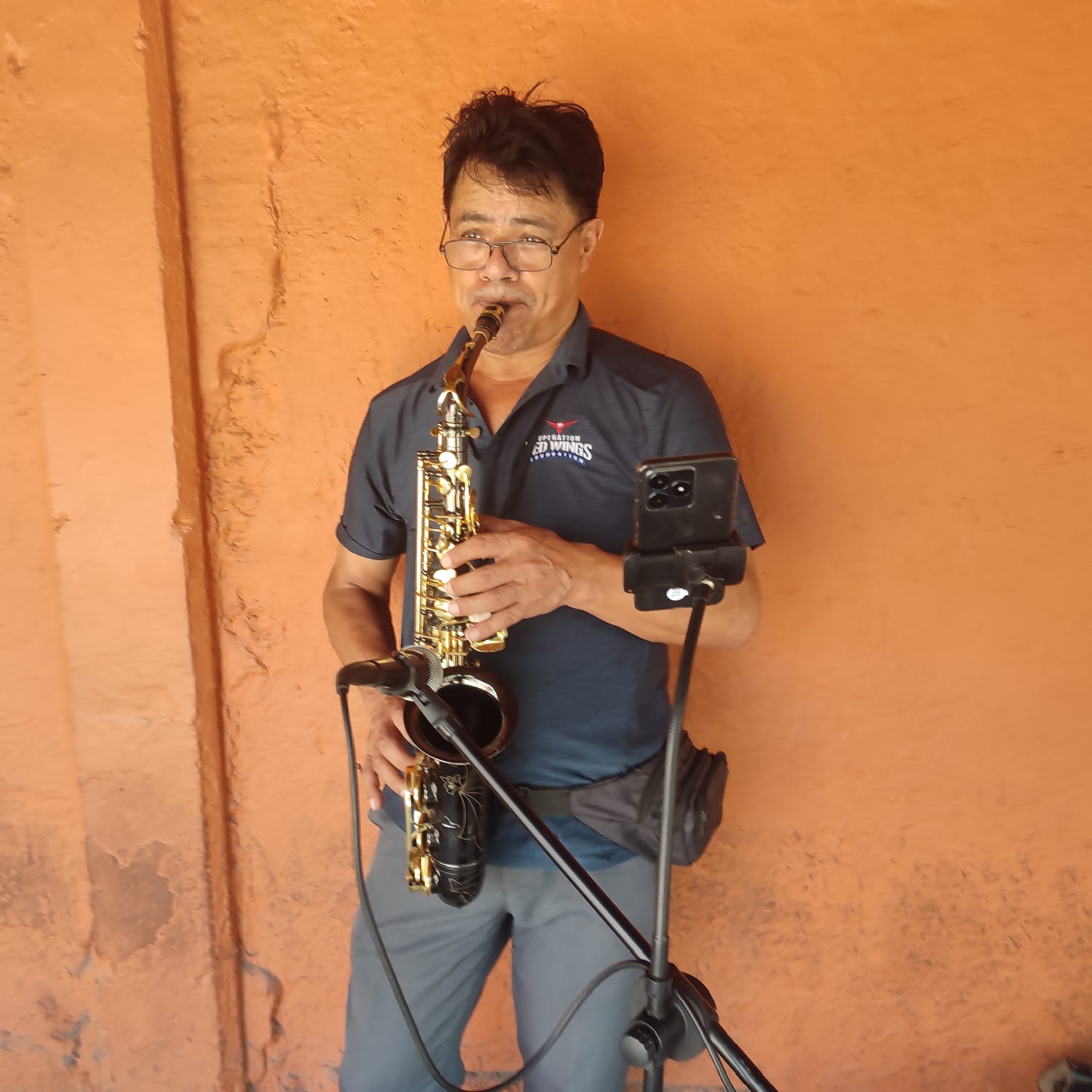 El saxofón de Horacio alegra las calles de Zihuatanejo
