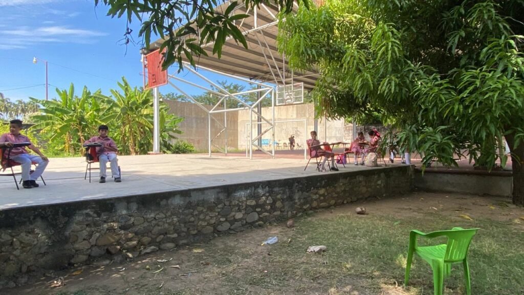 Alumnos toman clases a la intemperie por falta de energía eléctrica en escuela primaria de Tecpan