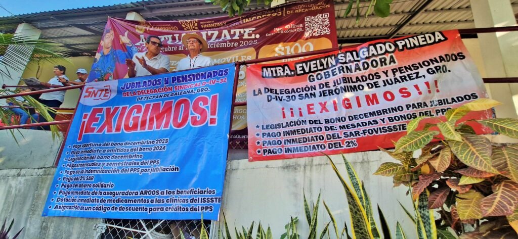 Toman maestros jubilados la Agencia Fiscal de Tecpan en demanda de pagos y prestaciones