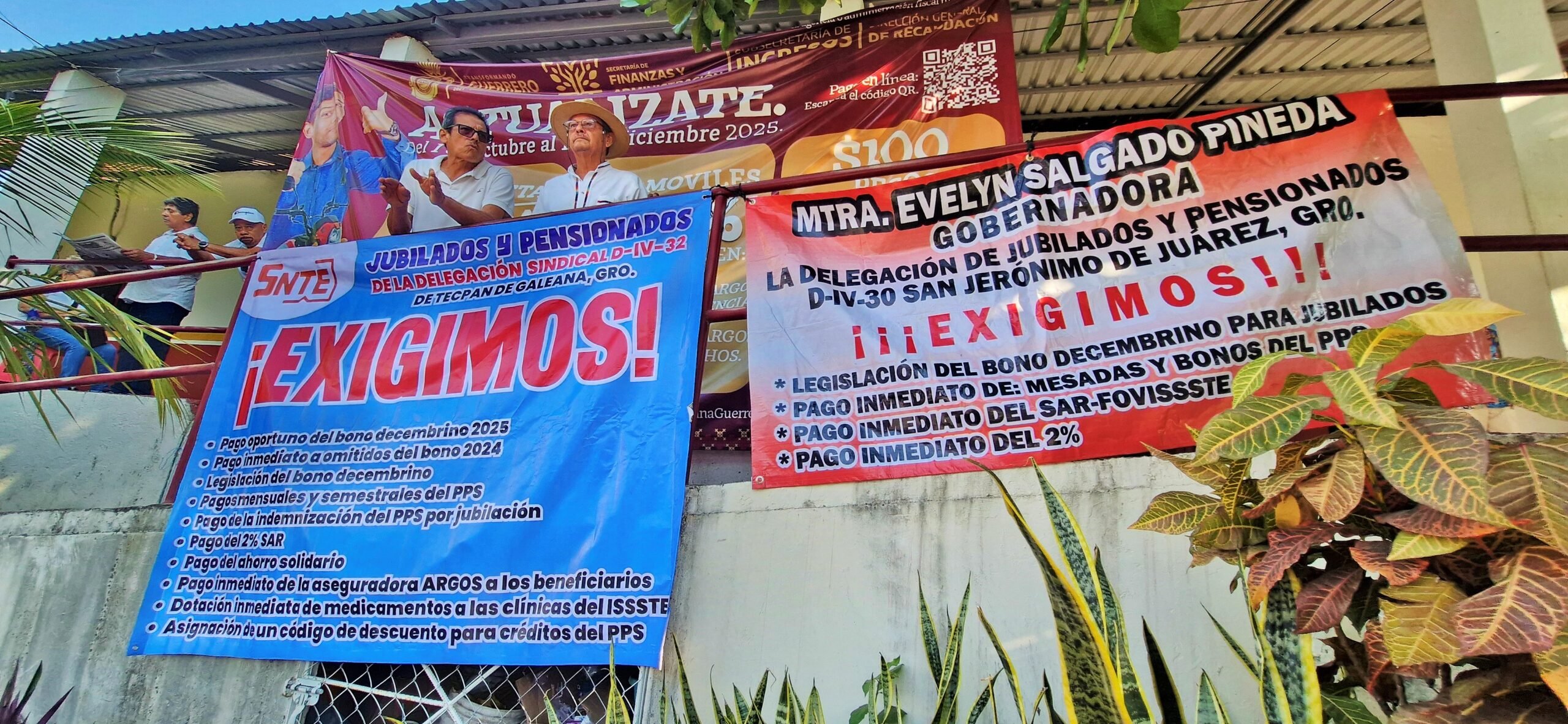 Toman maestros jubilados la Agencia Fiscal de Tecpan en demanda de pagos y prestaciones