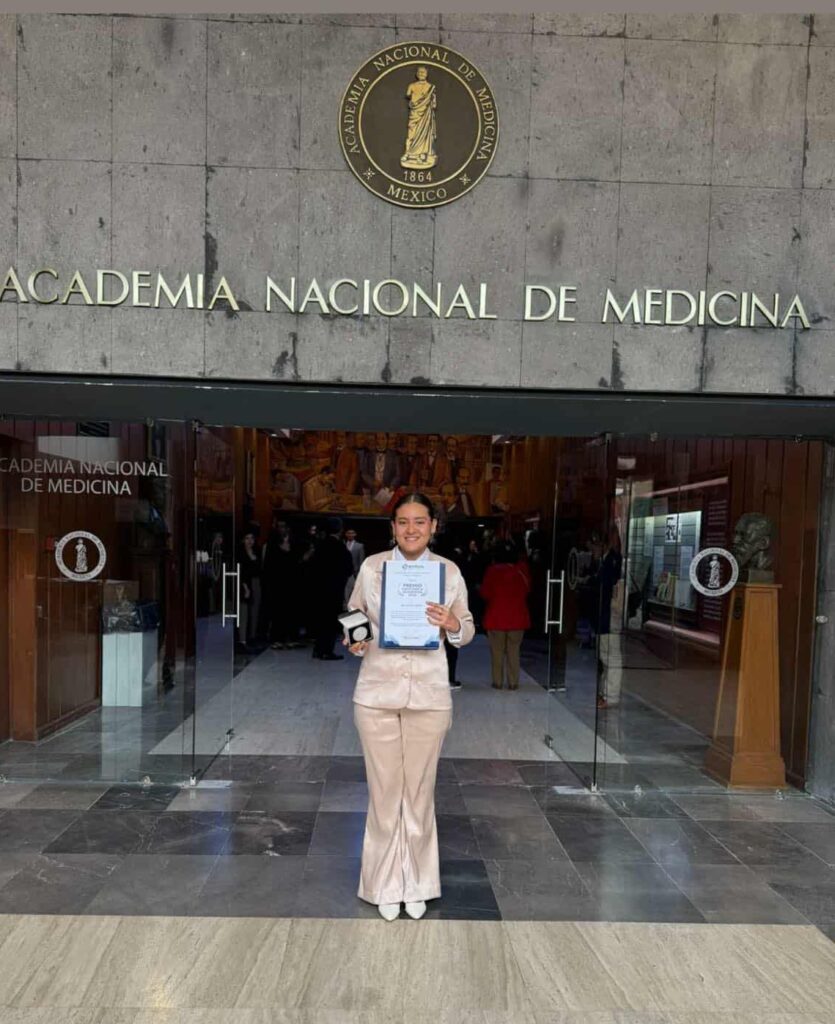 Egresada del Cetis 45, Dra. Marián Cruz Apreza, recibe el Premio a la Excelencia de la AMFEM 2025