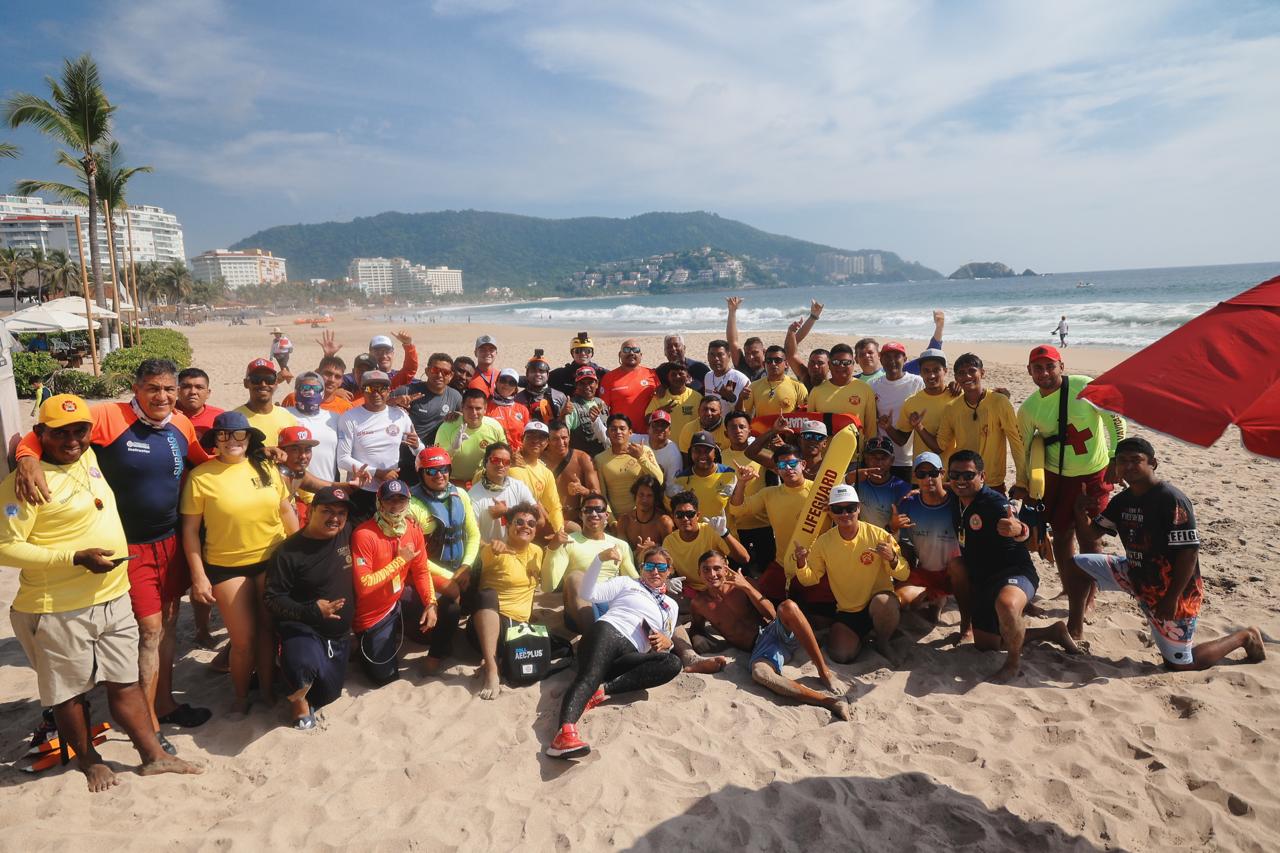 Gobierno de Zihuatanejo logra certificación nacional para 11 salvavidas de Protección Civil