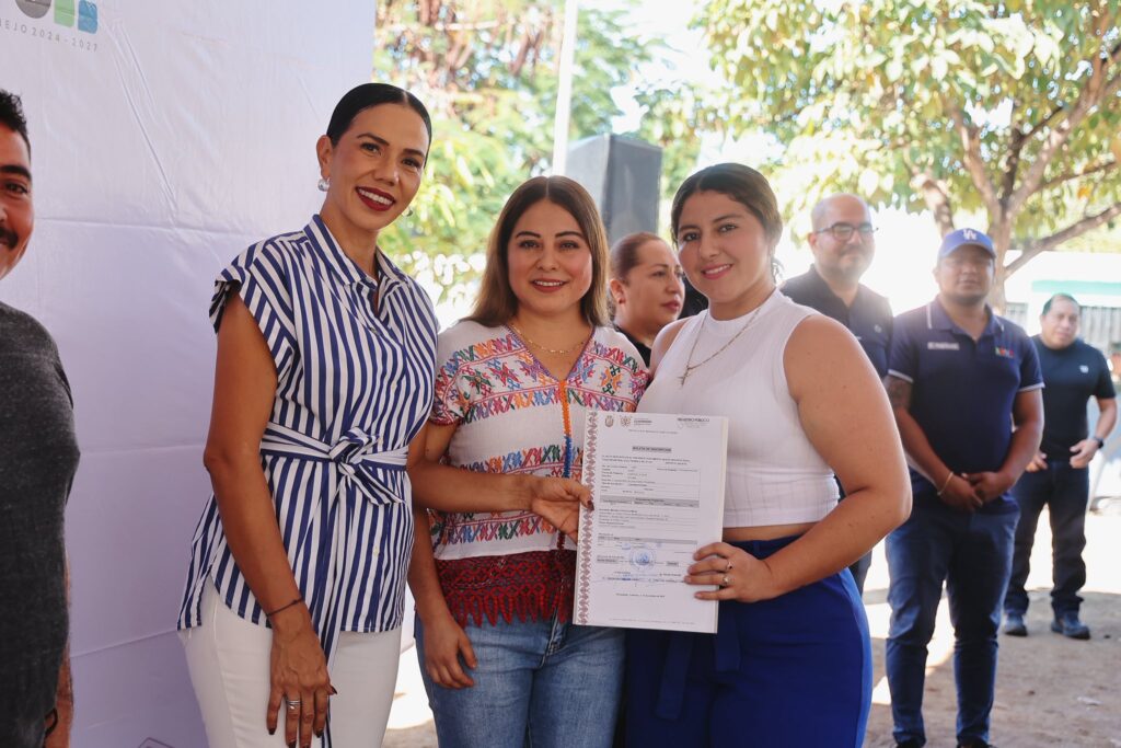 Presidenta Lizette Tapia entrega títulos de propiedad a familias de Cihuateotl en San José Ixtapa