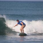 Turistas aprovechan su visita a Zihuatanejo para iniciarse en el surf