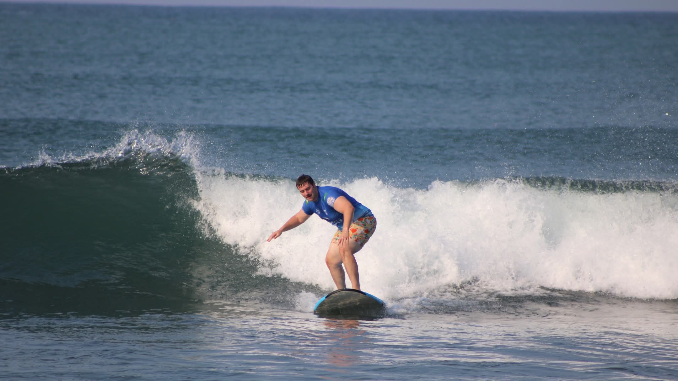 Turistas aprovechan su visita a Zihuatanejo para iniciarse en el surf