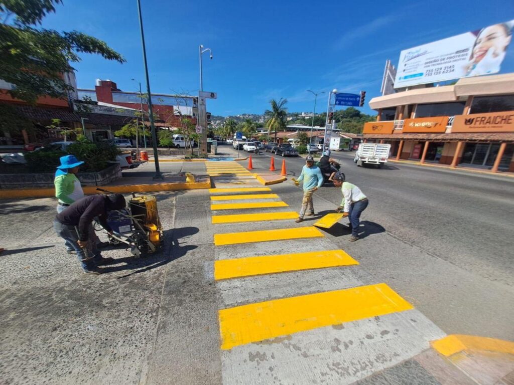 Gobierno Municipal de Zihuatanejo mejora la imagen en vialidades y realiza mantenimiento en la zona turística ante la próxima temporada decembrina 2025