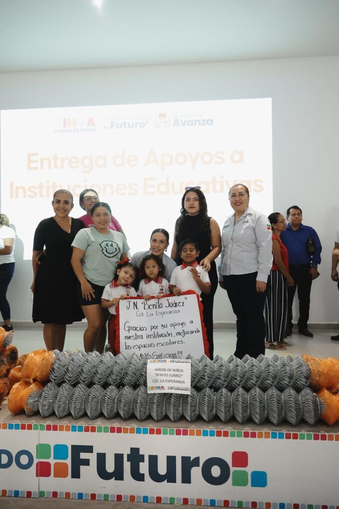 Presidenta Lizette Tapia Castro entrega diversos apoyos materiales a siete planteles educativos