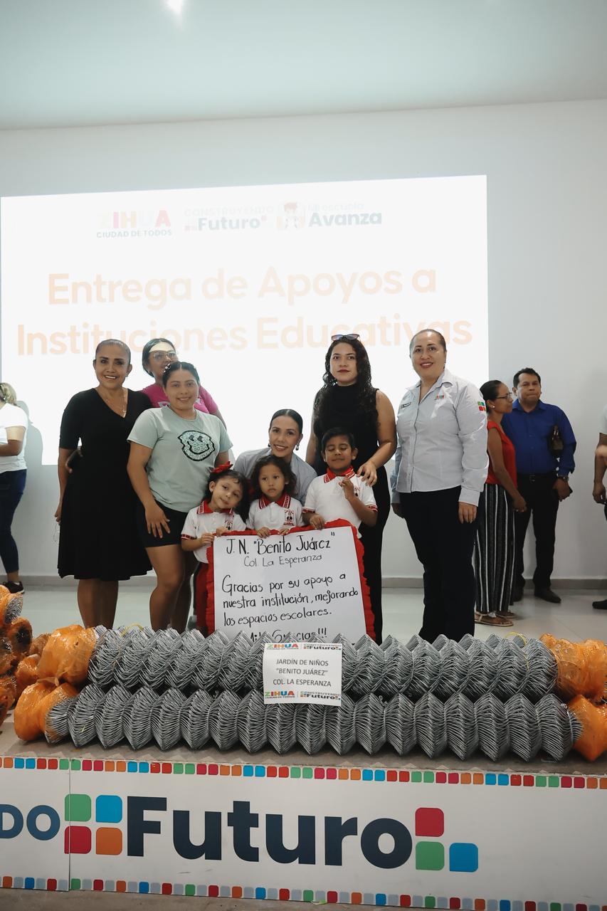 Presidenta Lizette Tapia Castro entrega diversos apoyos materiales a siete planteles educativos