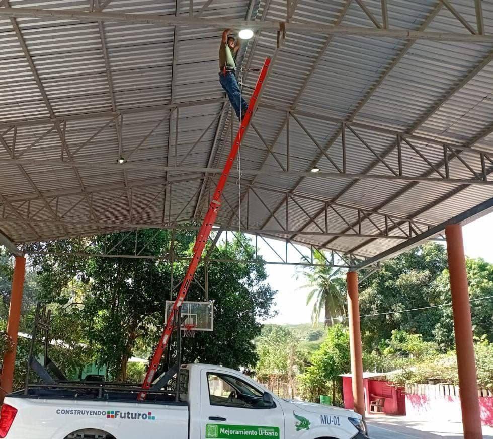 El programa municipal Zihua Brilla llega a comunidades y zona serrana de Zihuatanejo, fortaleciendo el alumbrado público
