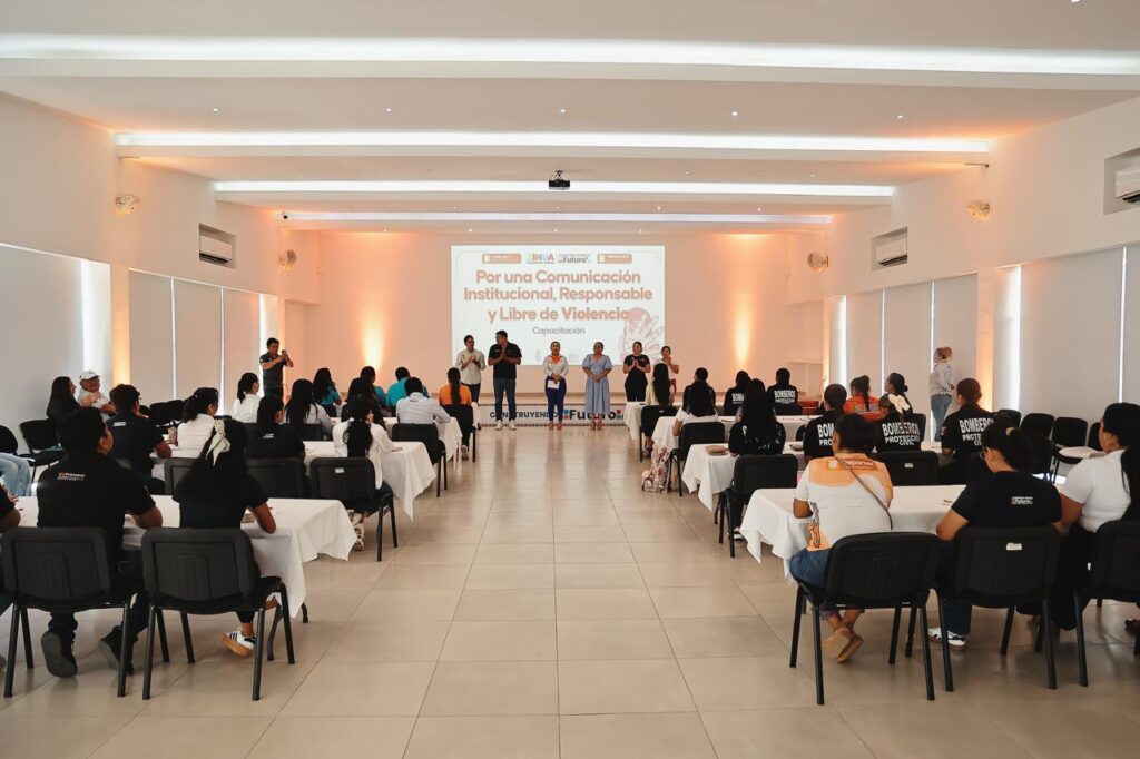 Gobierno de Lizette Tapia Castro capacita a servidores públicos en comunicación libre de violencia