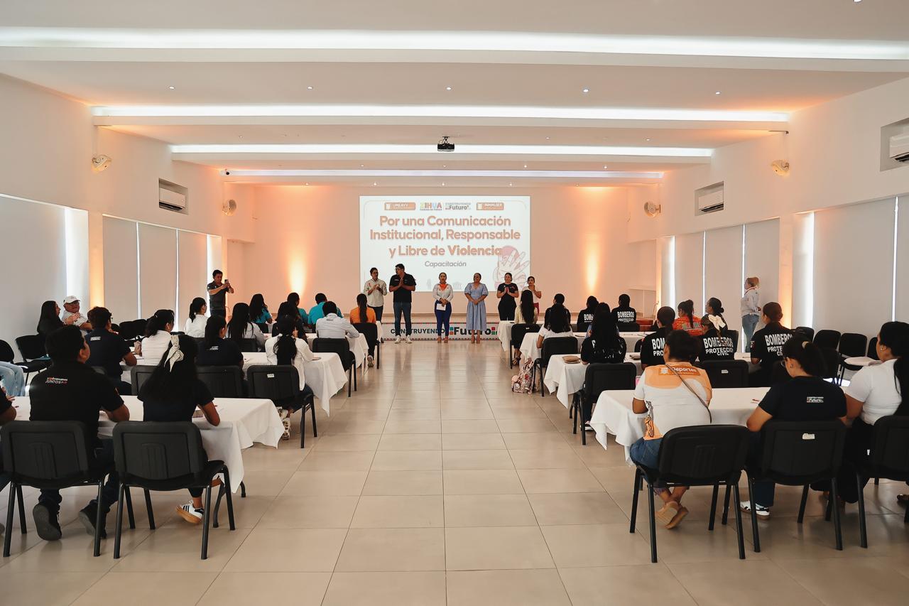 Gobierno de Lizette Tapia Castro capacita a servidores públicos en comunicación libre de violencia