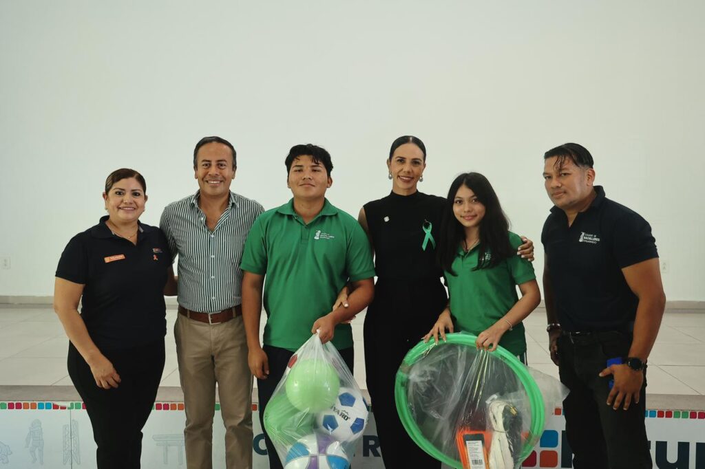 Entrega la presidenta Lizette Tapia Castro material deportivo para escuelas del municipio