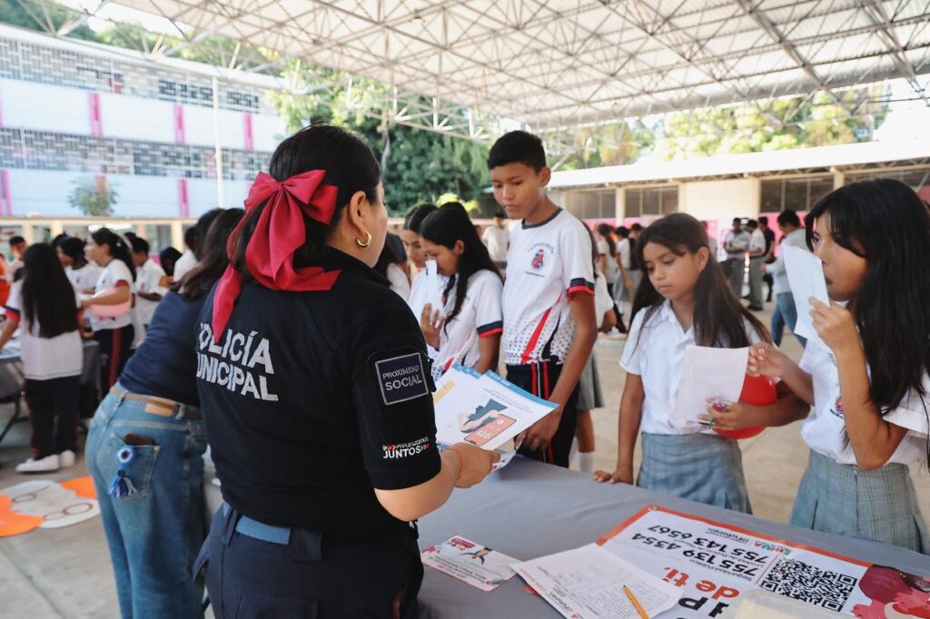 La Caravana Naranja llegó a la Escuela Secundaria Eva Sámano de López Mateos, fomentando la prevención de la violencia contra la mujer desde la adolescencia.