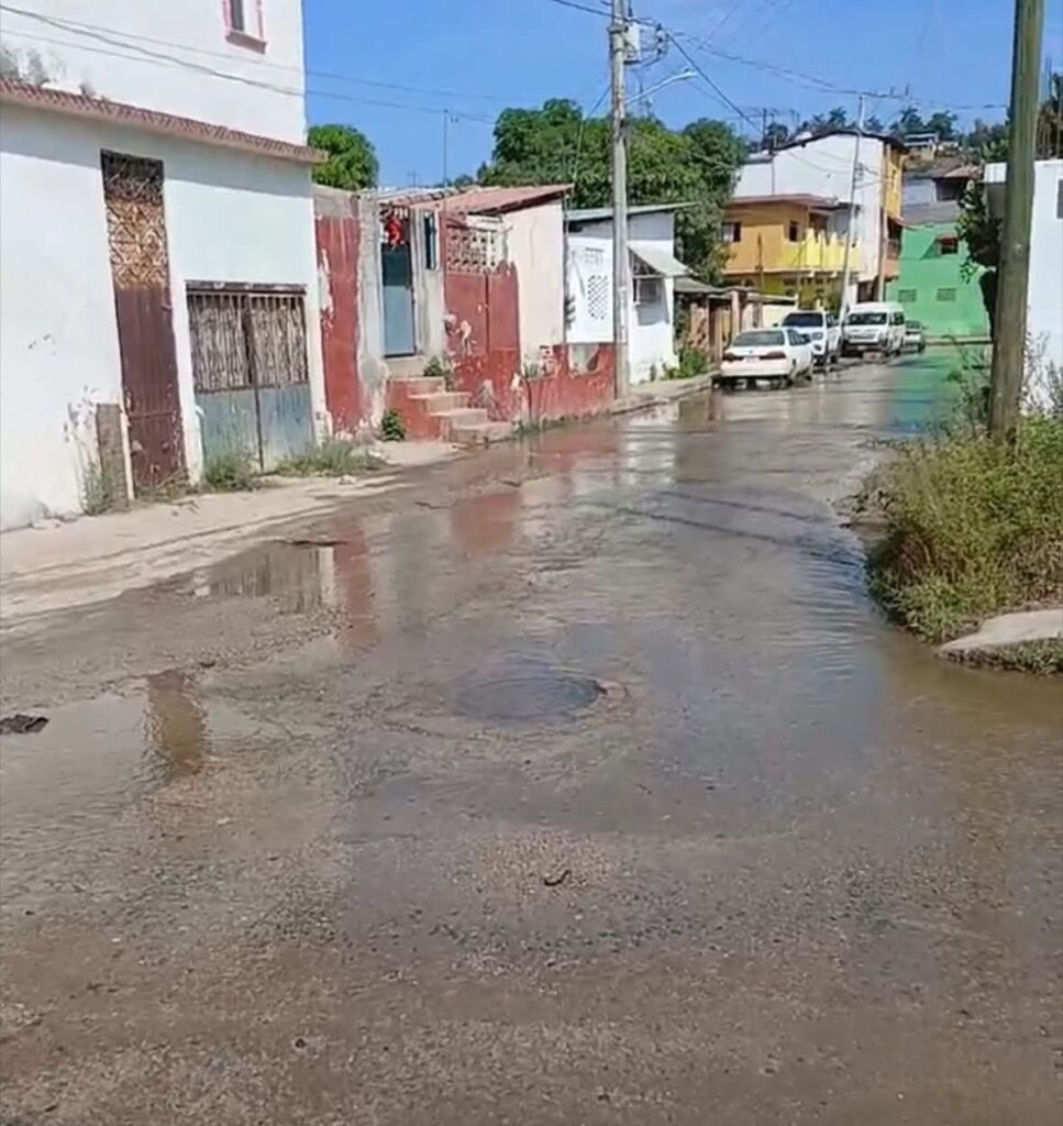 Aguas negras invaden calles del centro de Coyuca; vecinos acusan desatención municipal
