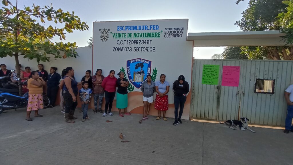 Padres cierran primaria en Río Santiago ante falta de intendencia y docente