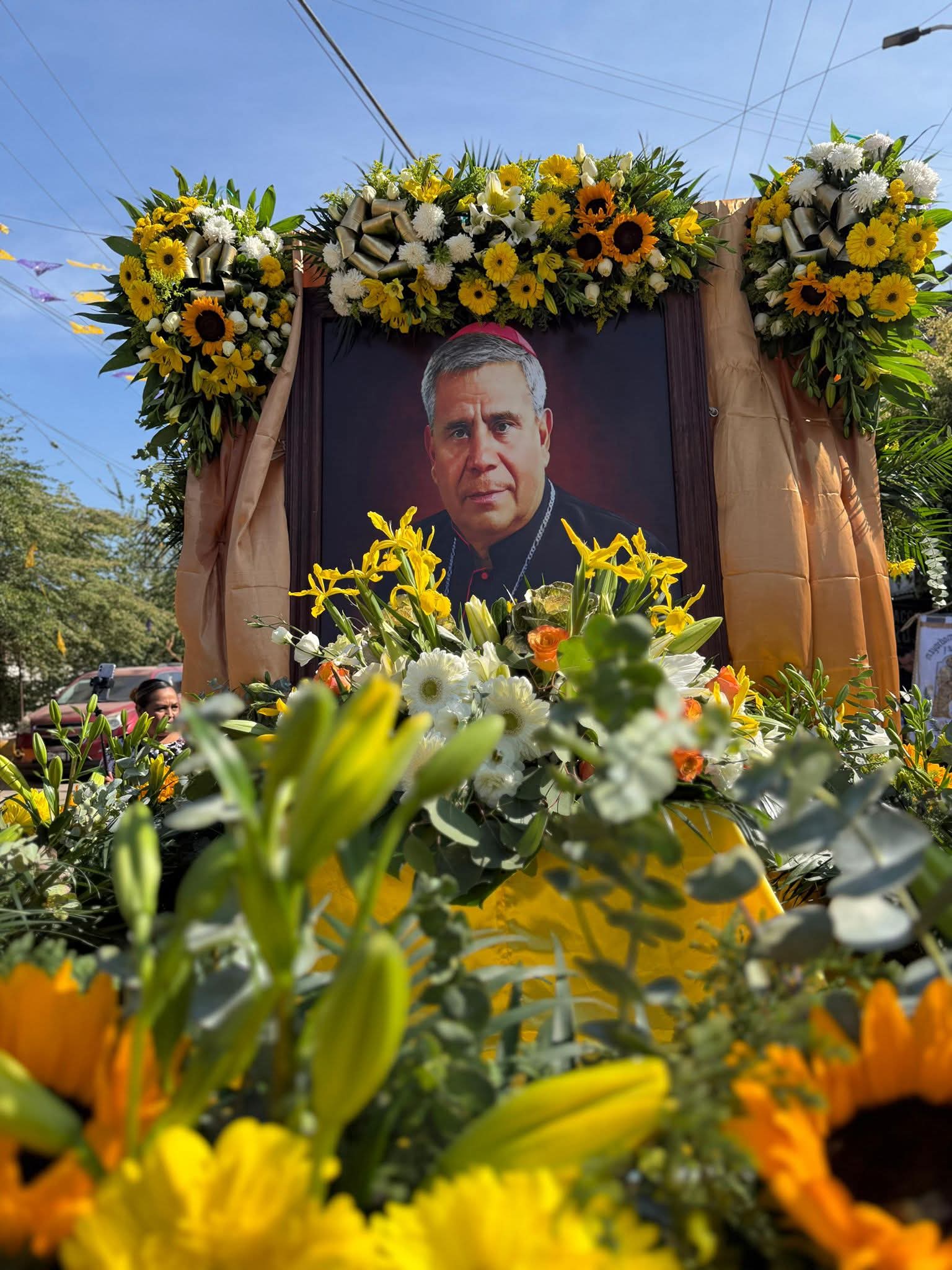Llegan y colocan las cenizas de Alejo Zavala Castro en la catedral de Tlapa