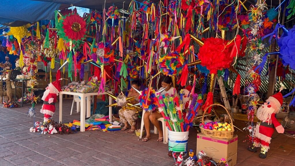 Se instala tianguis navideño en la calle 5 de Mayo de Zihuatanejo