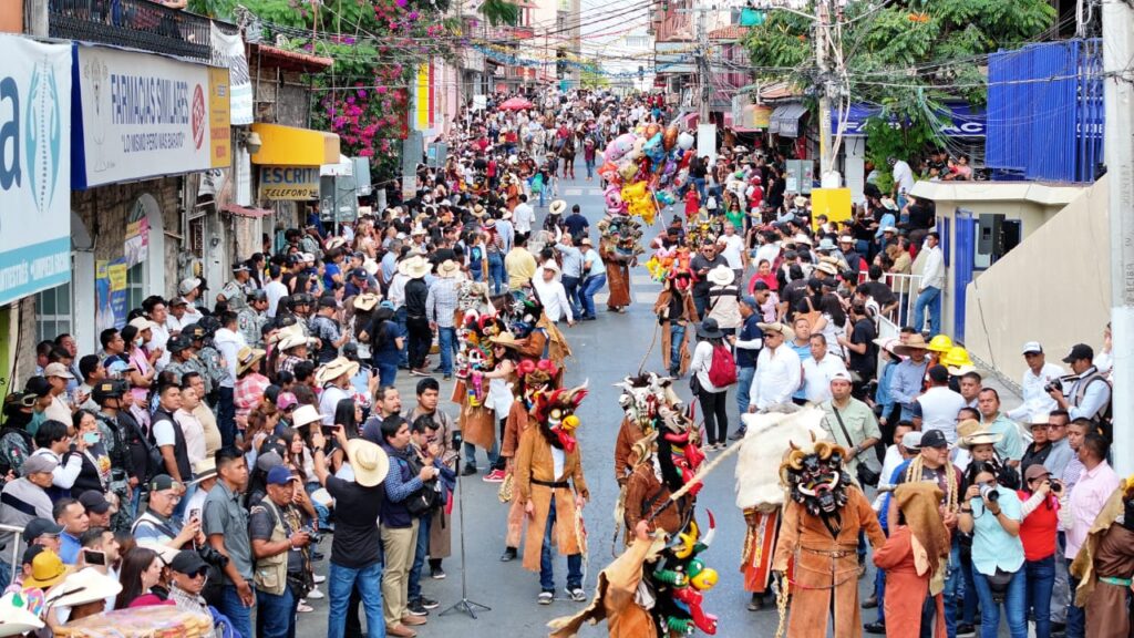 Multitudinaria y en orden, Chilpancingo vive con orgullo el Pendón en el inicio de su Feria 200 Aniversario
