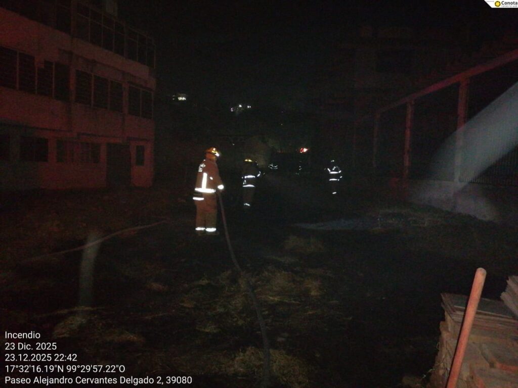 Personal de la SGIRPCGRO atiende y logra sofocar incendio en bodega en Chilpancingo; no hay lesionados