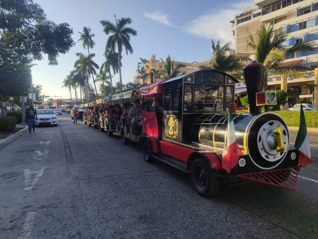 Regala Evelyn Salgado recorrido navideño en el trenecito del Parque Papagayo para niñas y niños