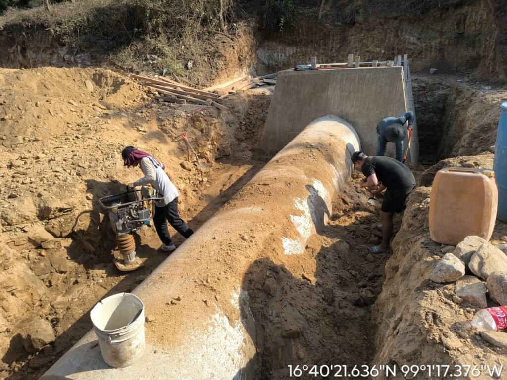 En el Año de las Obras que impulsa Evelyn Salgado se avanza en la pavimentación del camino El Líbano–Pabellón–El Salto en Cuautepec, en la Costa Chica