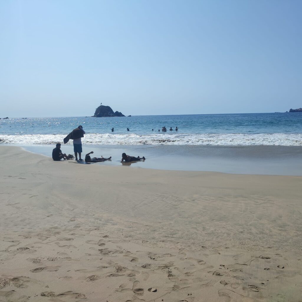 Pese a bandera negra en acceso a la Cucaracha, turistas se meten a nadan