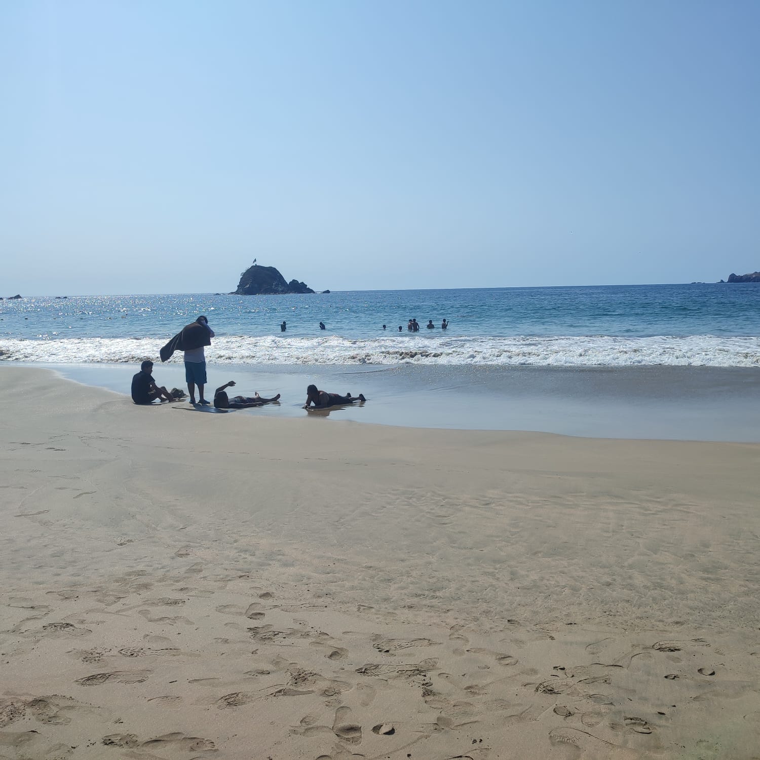 Pese a bandera negra en acceso a la Cucaracha, turistas se meten a nadan