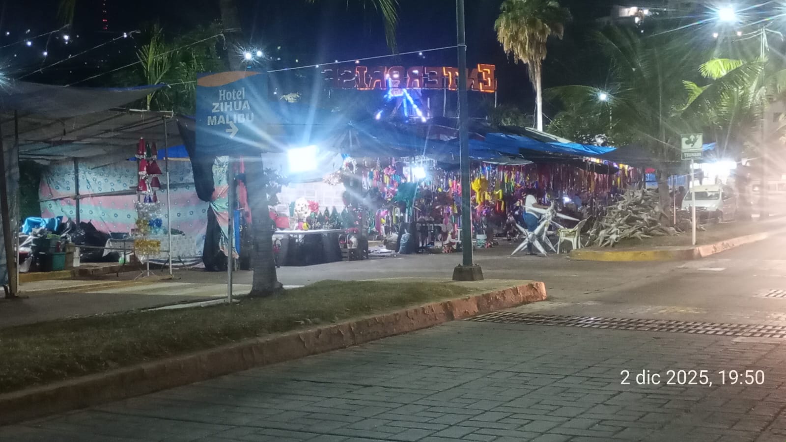 Comerciantes instalados en Las Salinas iluminan la temporada decembrina en Zihuatanejo