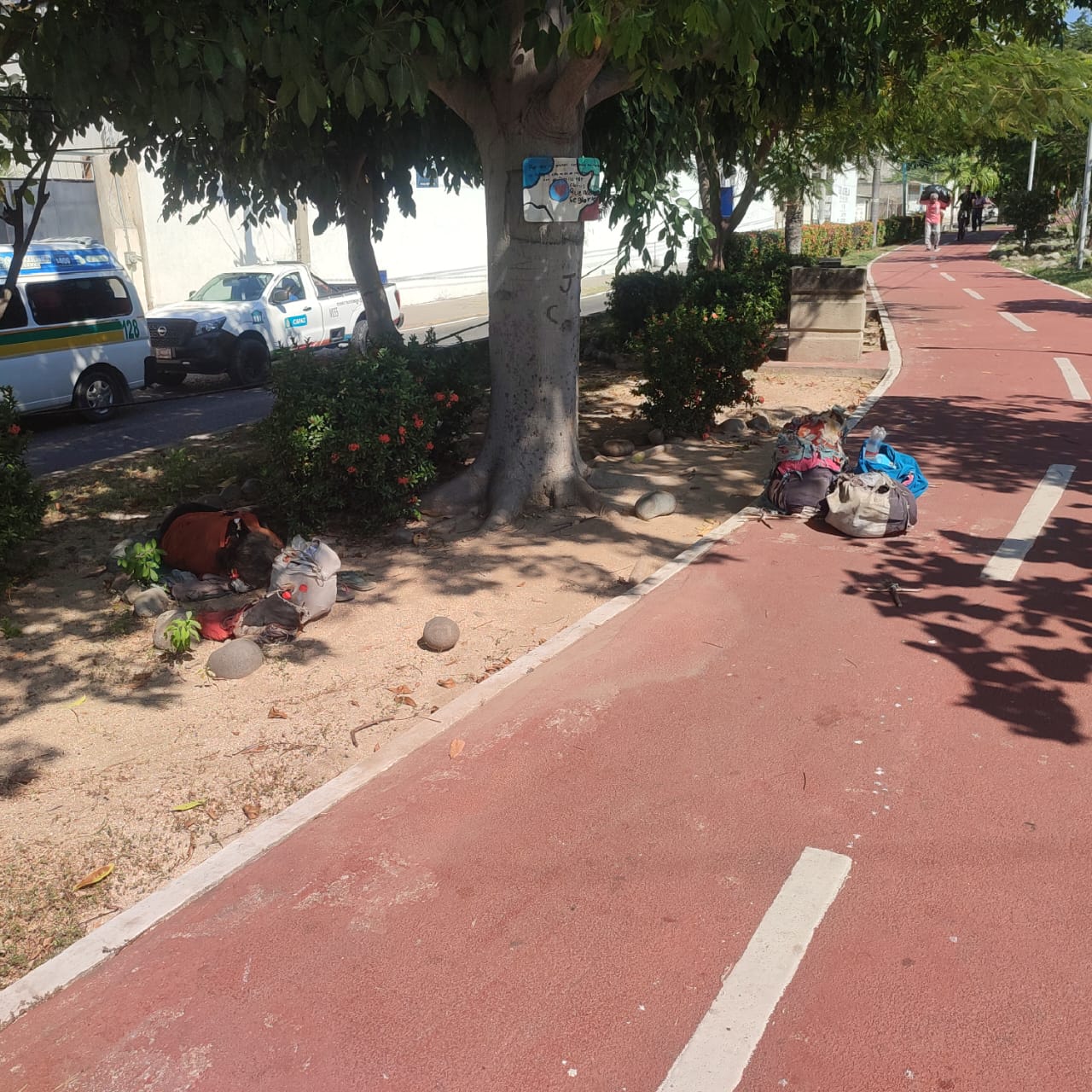 Personas en situación de calle habitan el Parque Lineal de Zihuatanejo; vecinos piden atención institucional