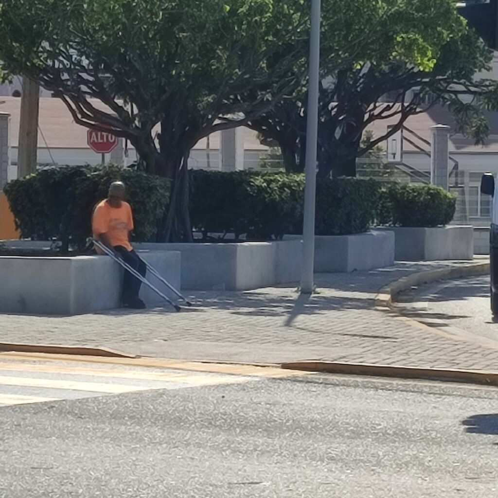 Personas con discapacidad sobreviven pidiendo apoyo en semáforos de Zihuatanejo