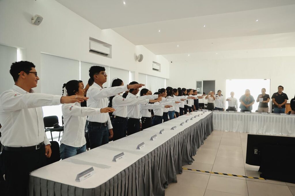 Toma protesta el nuevo Cabildo Juvenil de Zihuatanejo