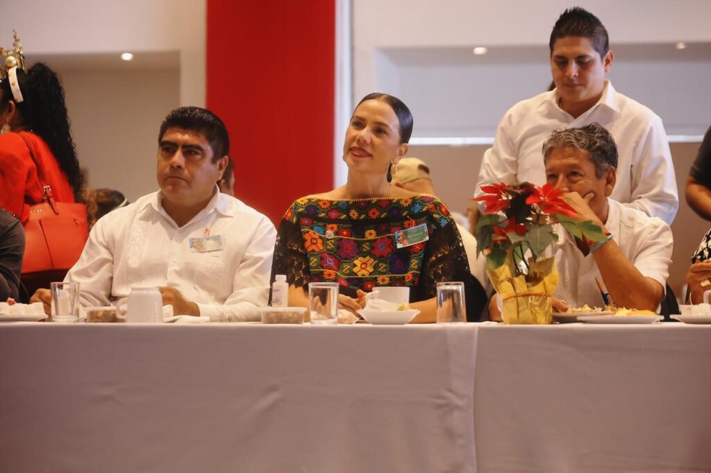 Lizette Tapia Castro convive con jubilados y pensionados de la Costa Grande