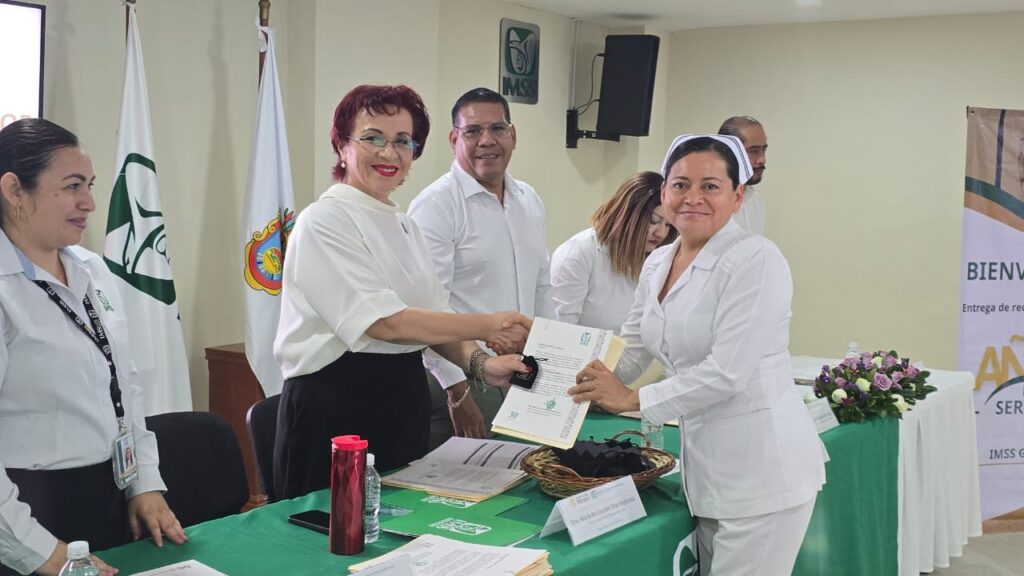 Reconoce IMSS Guerrero trayectoria de su personal con más de 25 años de servicio
