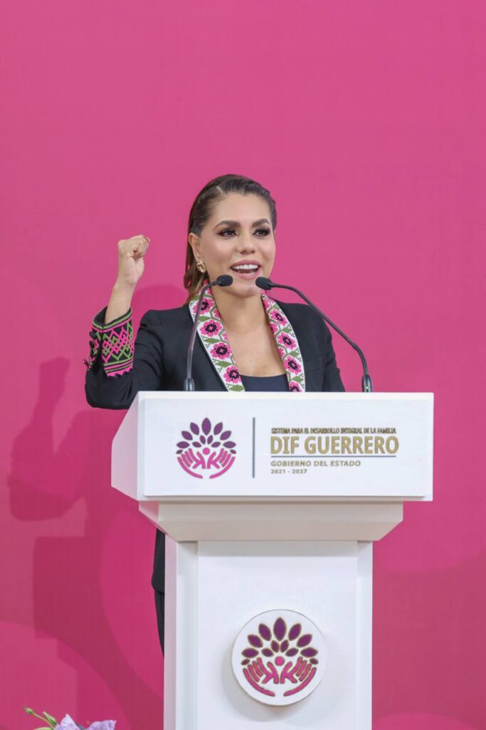 Gobernadora Evelyn Salgado acompaña a Liz Salgado en su 4º informe al frente del DIF Guerrero