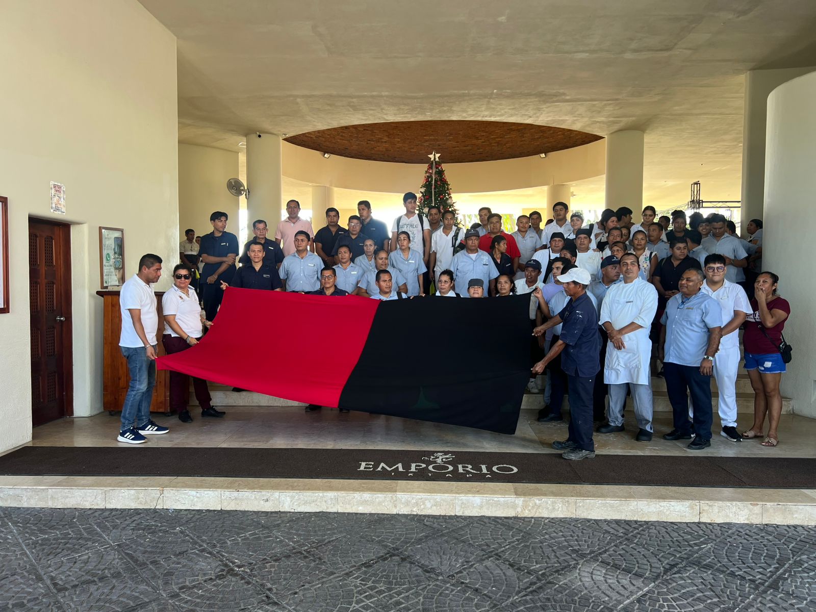 Trabajadores del Hotel Emporio Ixtapa estallan en huelga