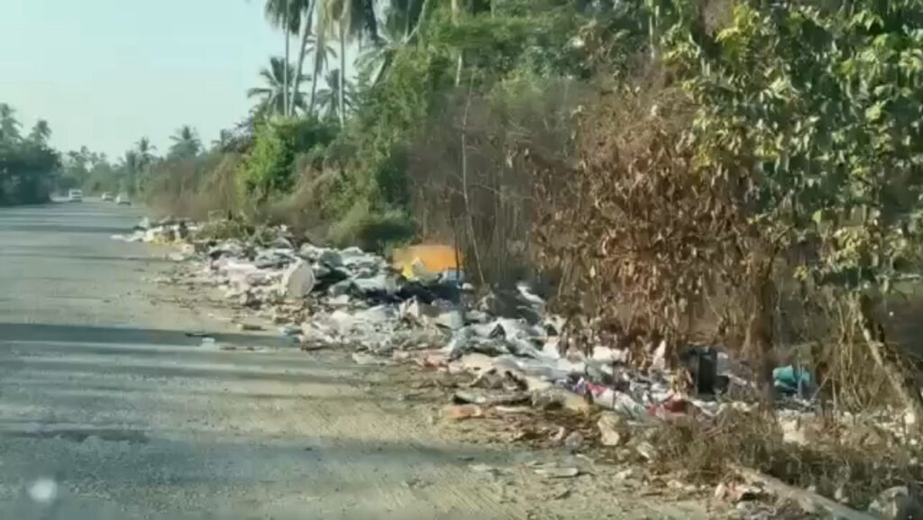 Costa Grande recibe a turistas con carreteras llenas de basura