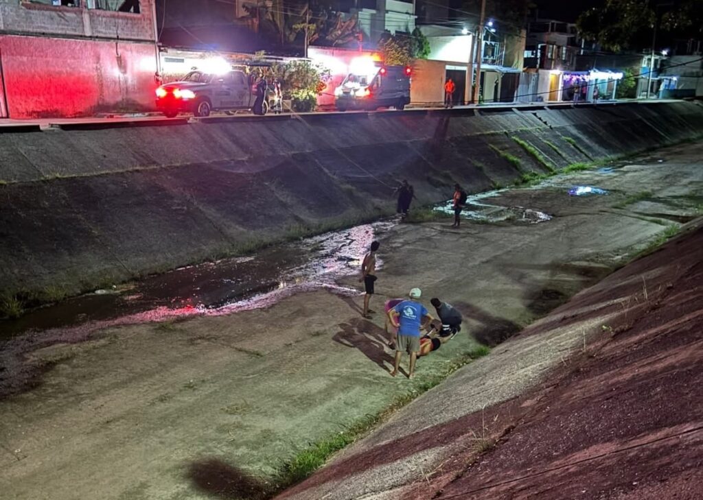 Mujer cae al canal de La Boquita al intentar rescatar un juguete; es auxiliada por Protección Civil
