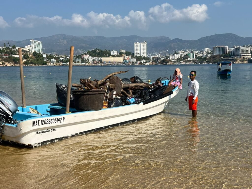 Retiran restos de embarcaciones y desechos en jornada de limpieza en La Roqueta